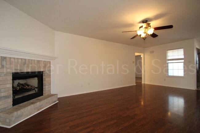 Foto del edificio - Beautiful 3-Bedroom Home with Enclosed Patio, Pergola Deck & Modern Upgrades