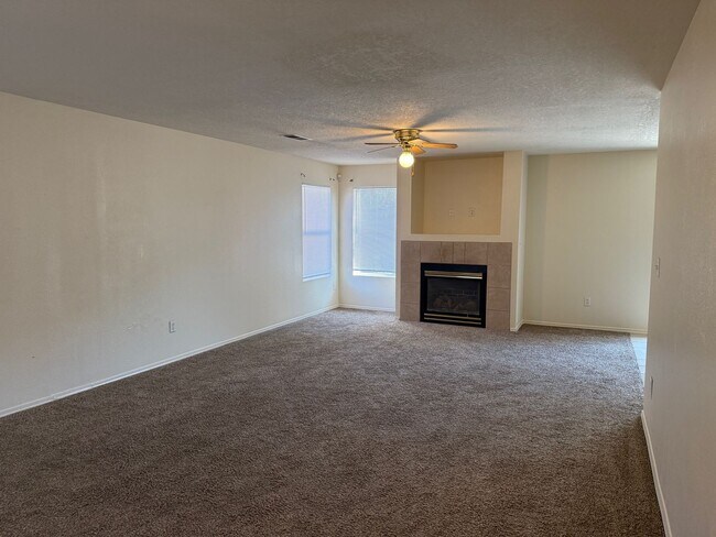 Foto del edificio - 4 Br, 2.5 Bath, loft upstairs, landscaped ...