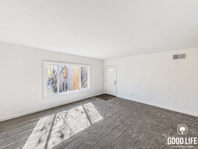 Foto del edificio - Stunning 2BD/2BA Condo in El Cajon W/ A/C, Private Balcony, Updated Kitchen, Coin-Op Laundry, & C...