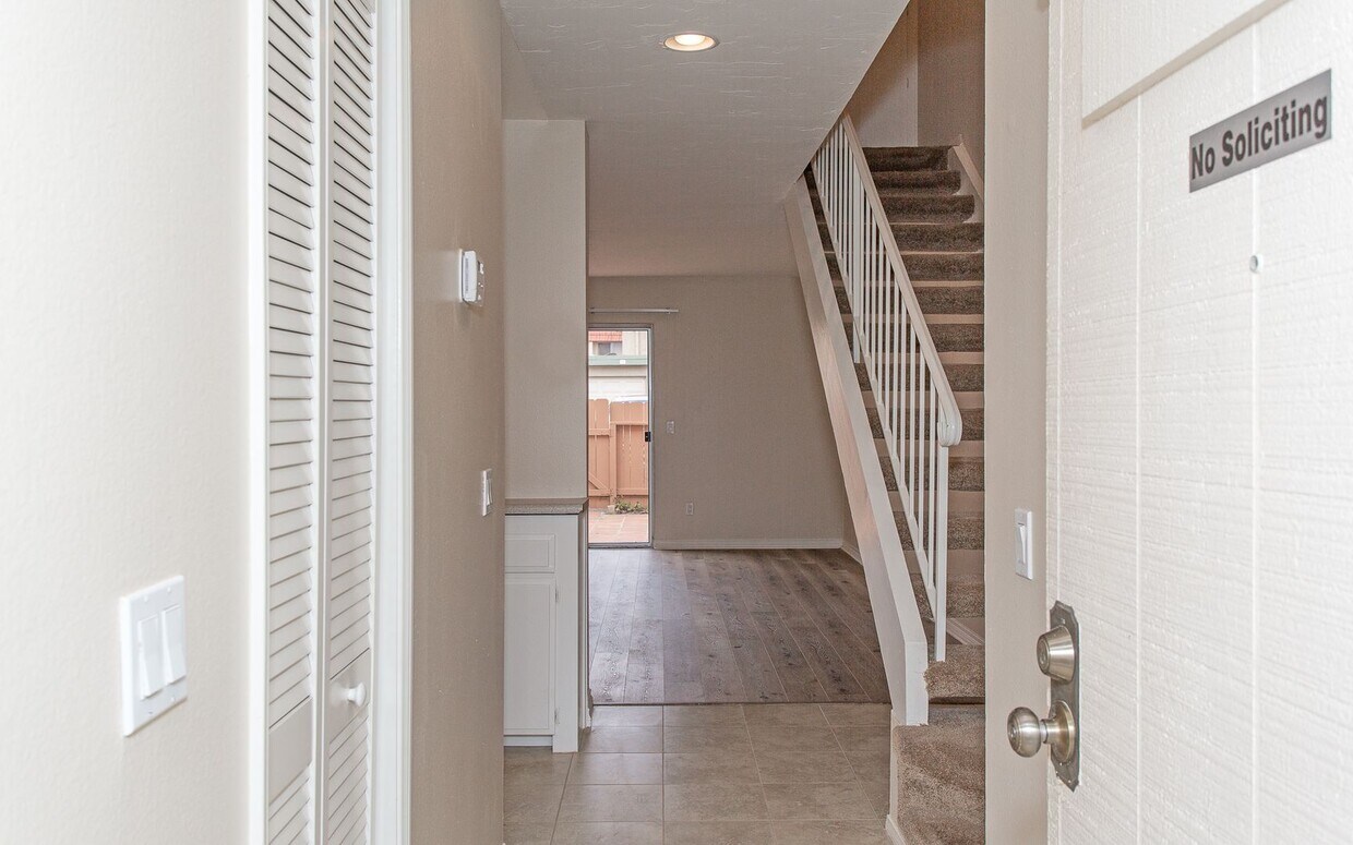 Foto principal - Great 2 BD Home in the Lake Park Terrace C...