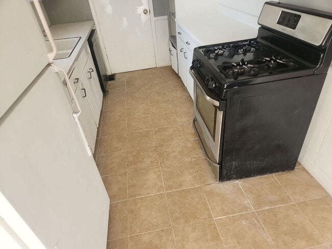 Building Photo - MUST SEE- Updated kitchen/Hardwood floors!!