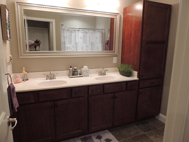 Building Photo - Stunning 3-Bed, 2.5-Bath Home with Hardwood Floors and Fenced Yard in Knoxville