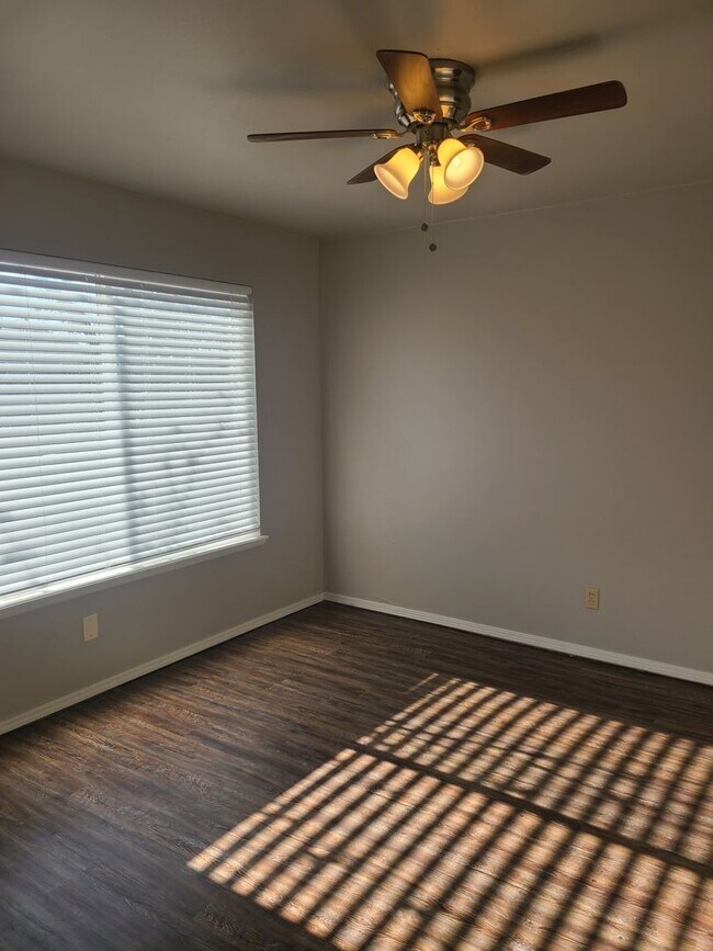 Building Photo - 4 BED/1 bath  in Moore Schools, garage con...