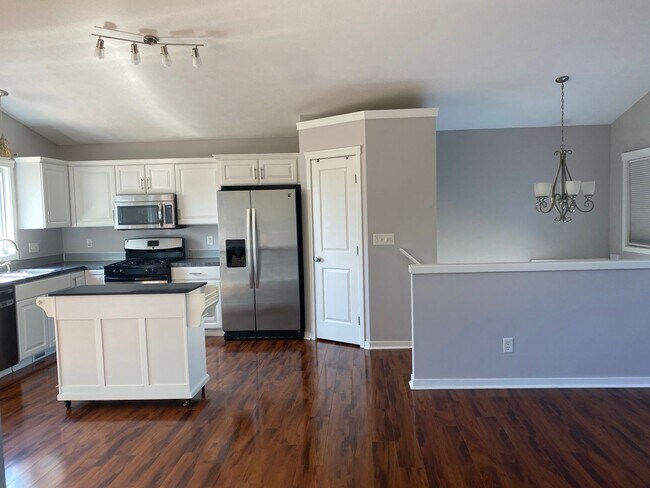 Foto del edificio - Spacious 5-Bedroom Home on Quiet Cul-de-Sac – Northeast Grand Rapids – Pet Friendly!