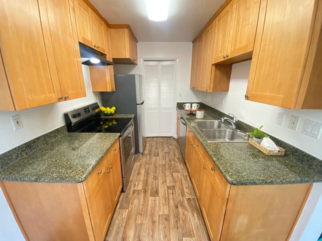 Top Floor Large, Bright & Spacious Two Bedroom Condo W/ Parking & Laundry! - Advent - Top Floor Large, Bright & Spaciou...