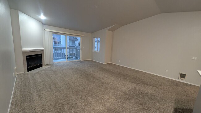 Building Photo - Silver Lake Spacious 2 Bedroom Condo - MOVE IN READY