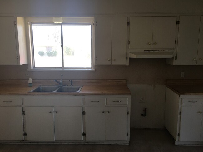 Building Photo - 8405 David Dr