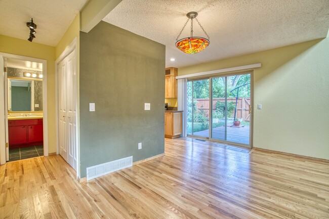 Building Photo - Charming 4 BD/1.5 BA Gunbarrel Home with G...