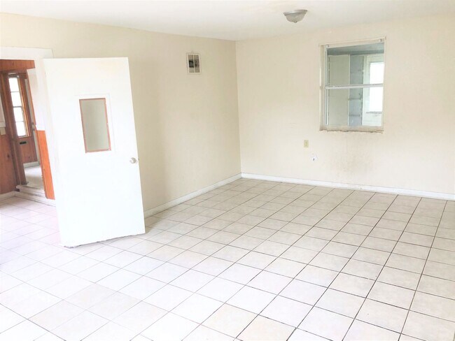 Building Photo - HUGE Lakeland 3BR/1BA w/Carport in Nice Re...
