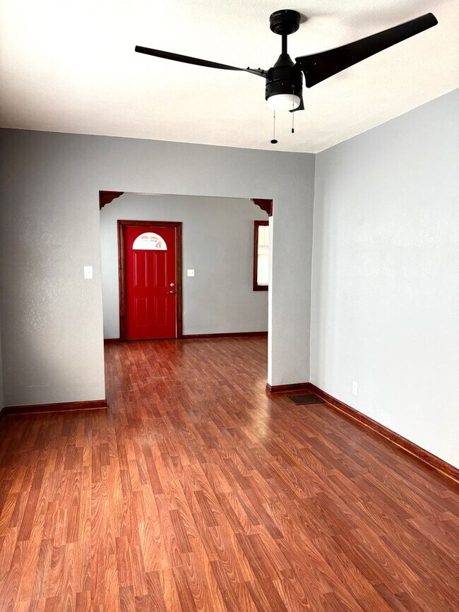 Foto del edificio - Beautiful 4 bedrooms and 2 bathrooms!