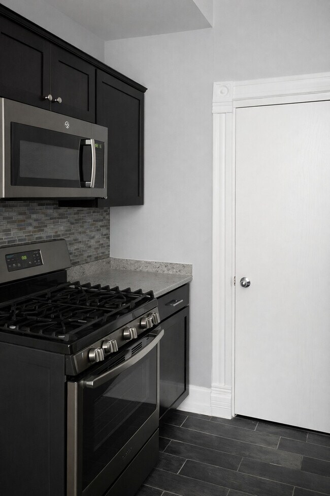 Building Photo - 1959 W Dickens Ave