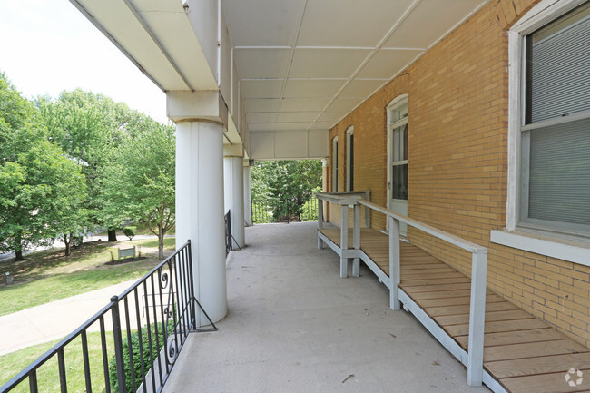 Building Photo - Landmark Apartments