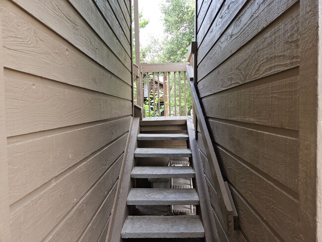 Building Photo - Nice upstairs fourplex unit in Euless