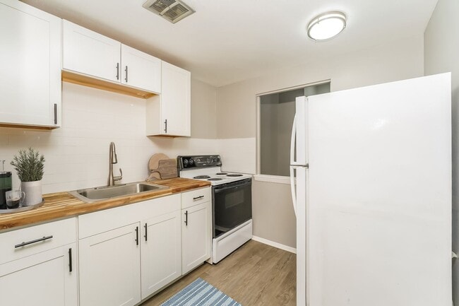 Interior Photo - Williamsburg Square Apartments