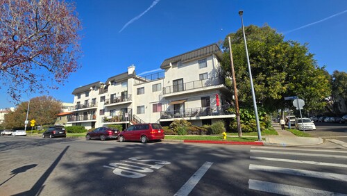 Lateral del edificio - 12821 Caswell Ave