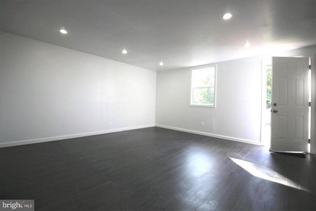 Building Photo - 523 Carlsbad Ct