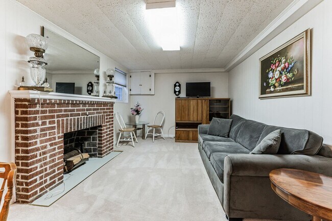Building Photo - Charming fully furnished 1 bd/1bth lower-l...