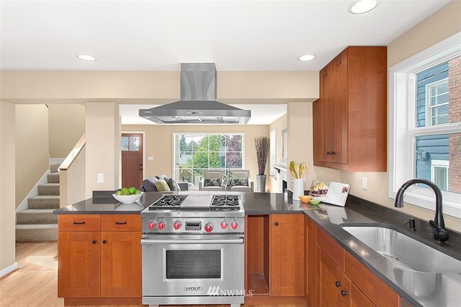 Foto del edificio - Spacious 4 Bedroom Remodeled Craftsman Hou...