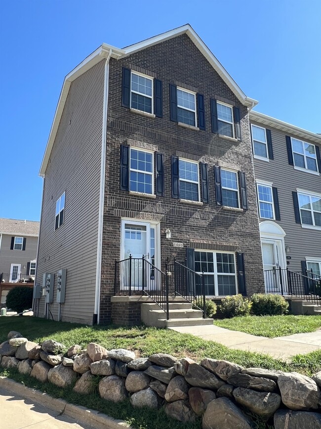 Building Photo - 1005 NE Kamies Ln