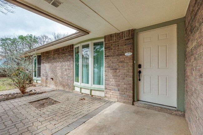 Building Photo - 4-BEDROOM HOME ON CUL DE SAC LOT IN WOODS END
