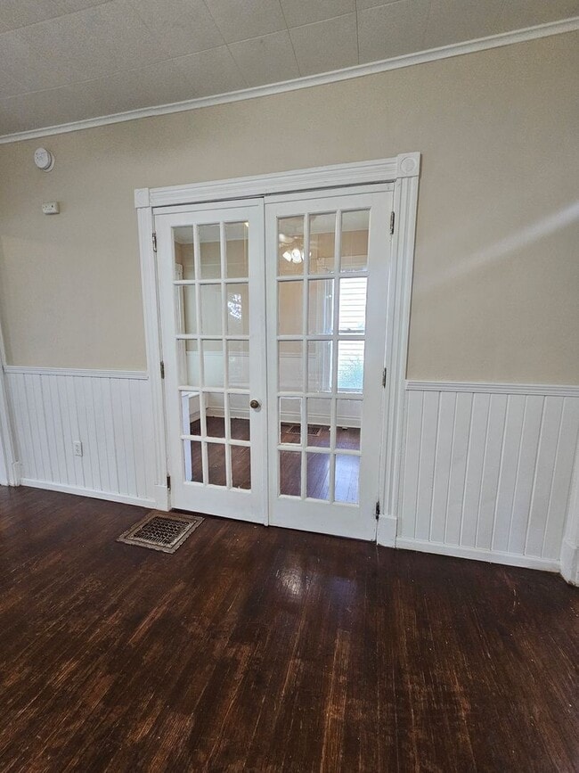 Building Photo - There is a $25 fee per application and eve...