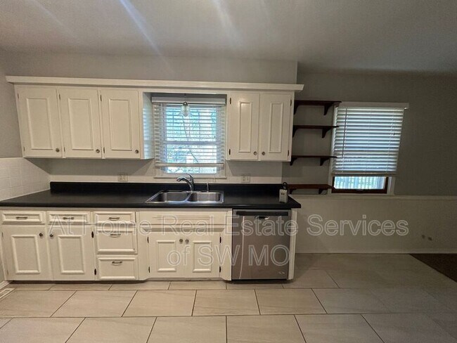 Building Photo - 818 N Patterson Ave