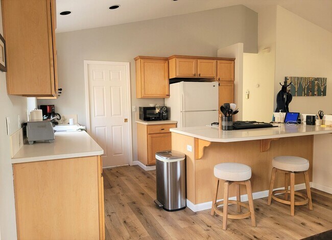 Foto del edificio - Charming Home, Bend`s West-side, Detached Garage and Bonus Space. Great Location.  Flexible Lease...