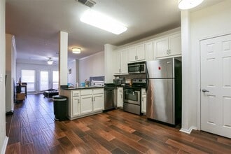 Building Photo - 910 W 25th St