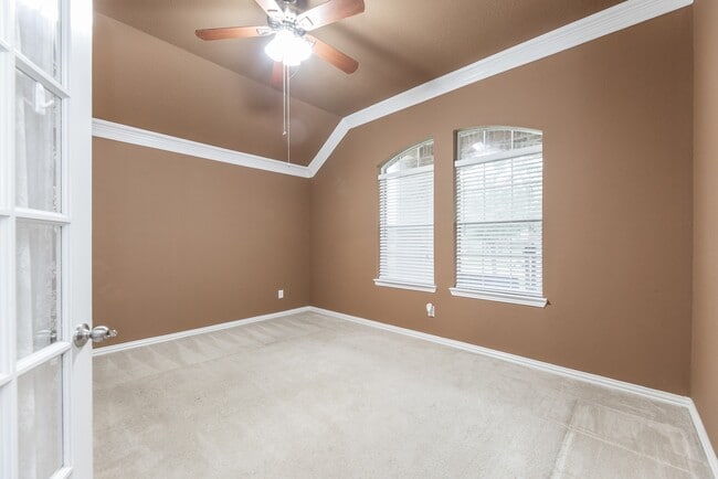 Foto del edificio - 8819 Rocky Knoll Ln