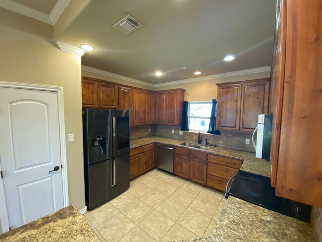 Building Photo - Beautiful and Spacious 4 bedroom 2 bath Ho...