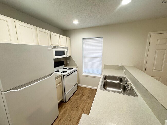 Foto del edificio - 4621 Johnson Rd