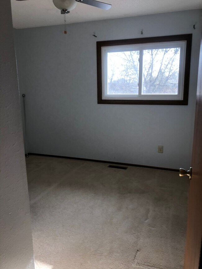 Building Photo - 3 bedroom 1.5 bath Twin Home