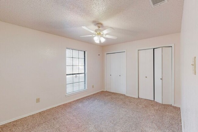 Building Photo - 2 Bedroom Arlington Duplex in Overland Sta...