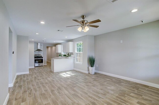 Building Photo - 4740 Redbud St