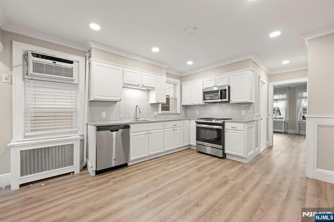 Building Photo - 197 Maple Ave