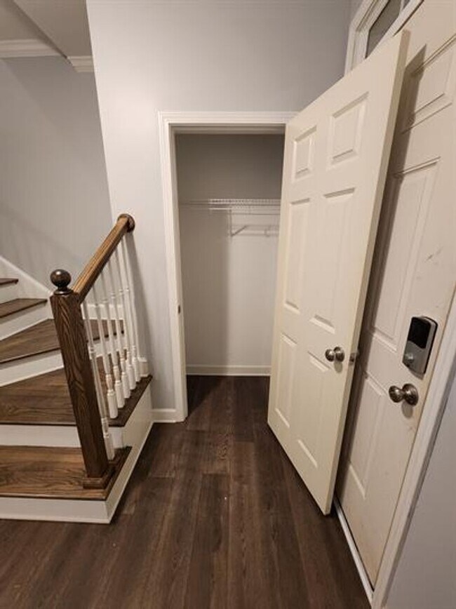 Building Photo - Spacious 3/2.5 Located Near Downtown Greenville!