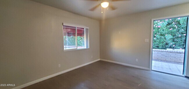 Foto del edificio - 5816 West Myrtle Ave