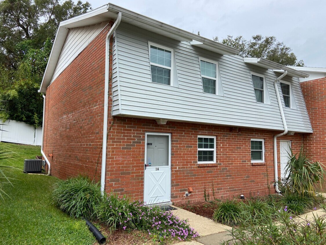 Foto principal - Townhome in Tallwood Oaks