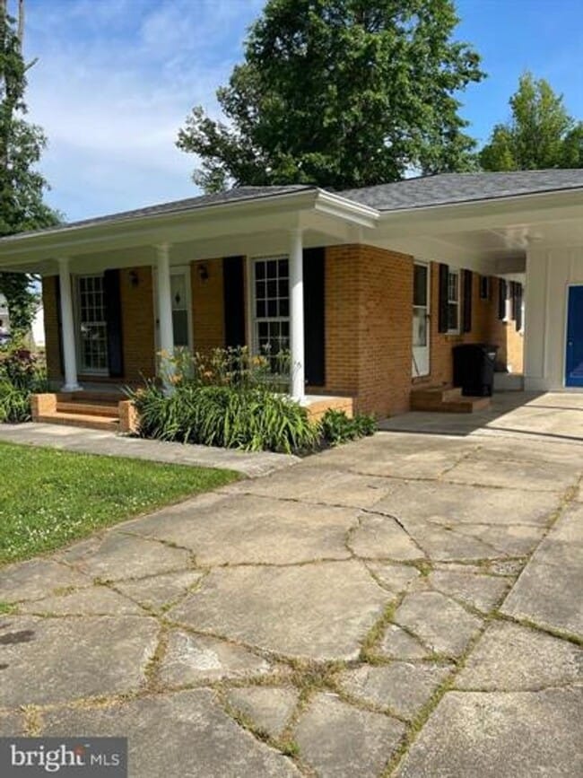 Building Photo - 202 Lawrence Ln