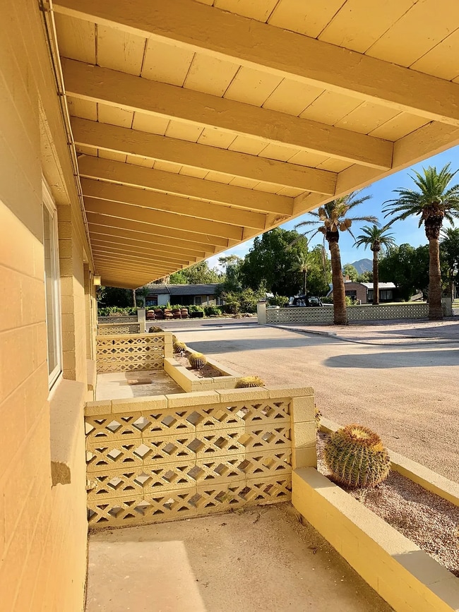 Building Photo - 4017 E Palm Ln