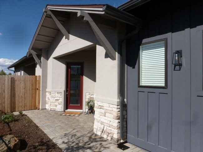 Foto del edificio - Three Bedroom, Single Story, in Gated Comm...