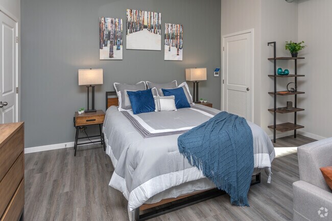 Estudio, 1BA - 570SF - Farnam Flats