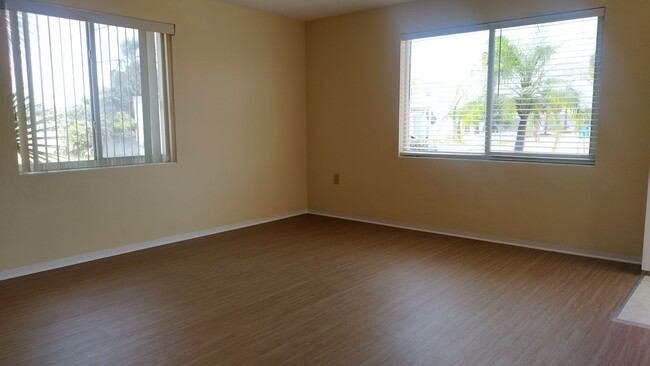 Foto del edificio - 1 bedroom, 1 bathroom end unit condo beach...