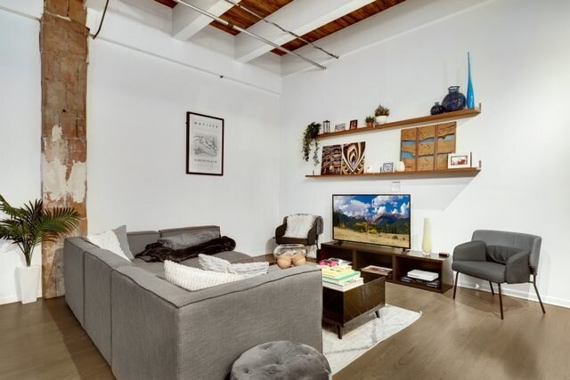 Foto del edificio - 312 N May St