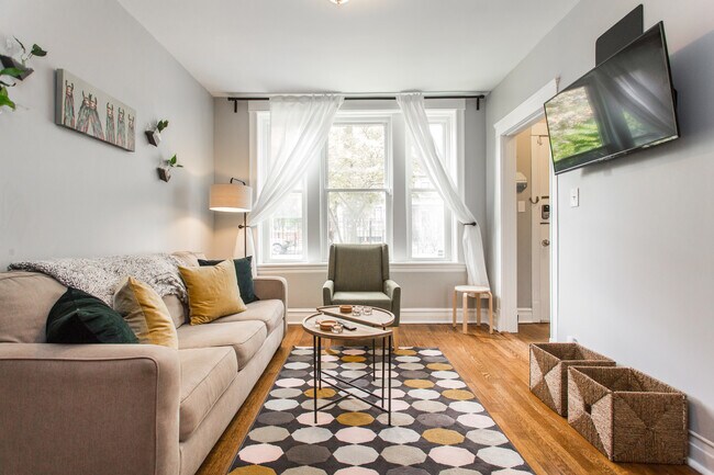 Foto del edificio - 1353 N Bell Ave