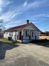 Building Photo - 929 1/2 College Ave Ext