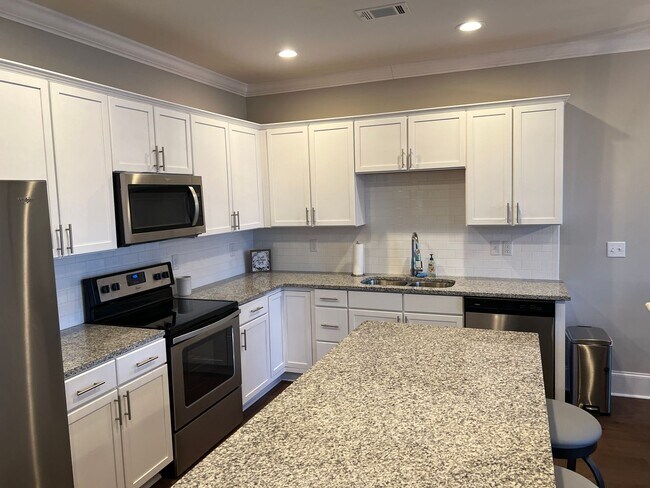 Building Photo - 3 Bedroom, 3.5 Bath Fully Furnished