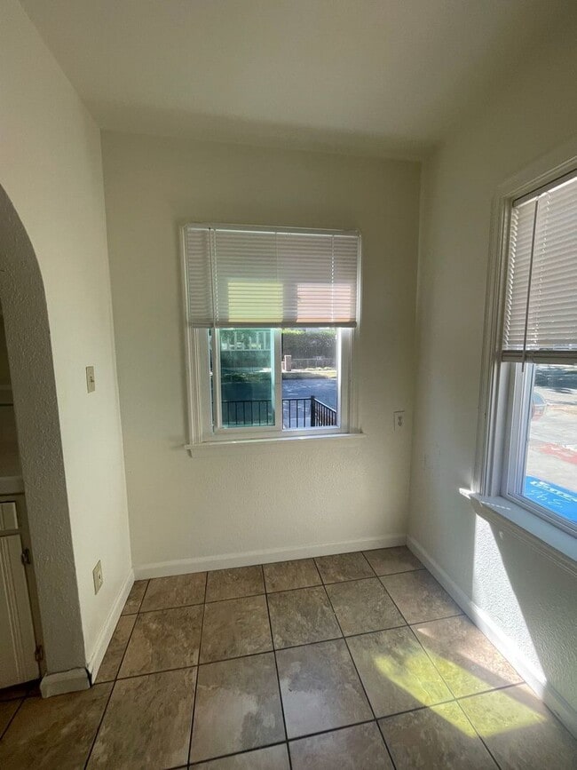 Building Photo - 4 bed/ 2 bath