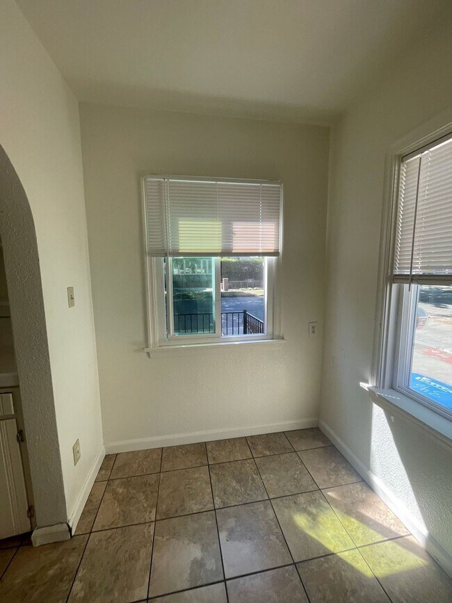 Foto del edificio - 4 bed/ 2 bath