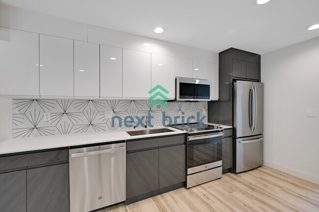 Foto del edificio - "Charming 3-Bedroom Townhouse Oasis in Heart of Seattle – Spacious 1460 Sq Ft with 2 Full Baths!"
